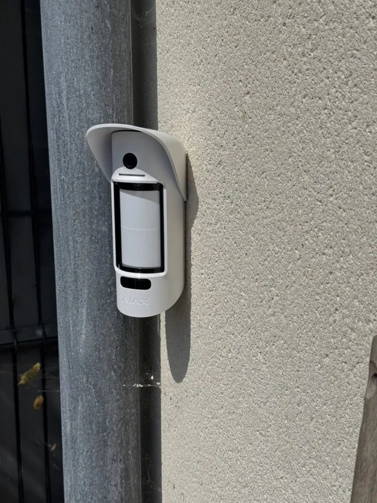 Détecteur de mouvement extérieur posé en façade : l'alerte part avant l'effraction