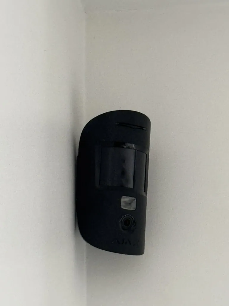 Détecteur volumétrique intérieur installé en angle de mur