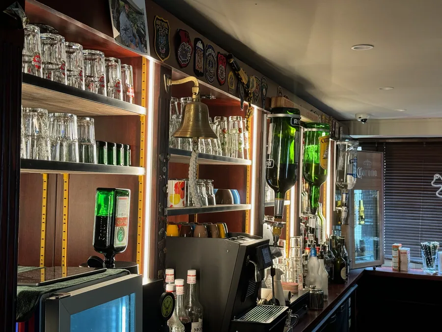 Arrière-bar équipé de bandeaux LED intégrés dans les étagères
