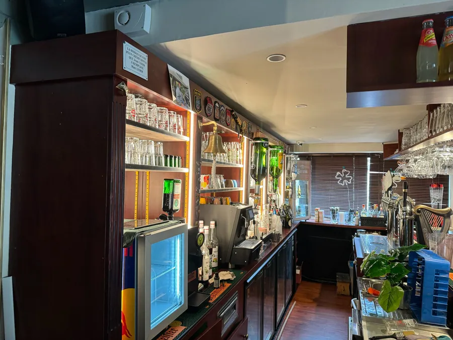 Comptoir du bar avec éclairage LED des étagères et de la verrerie