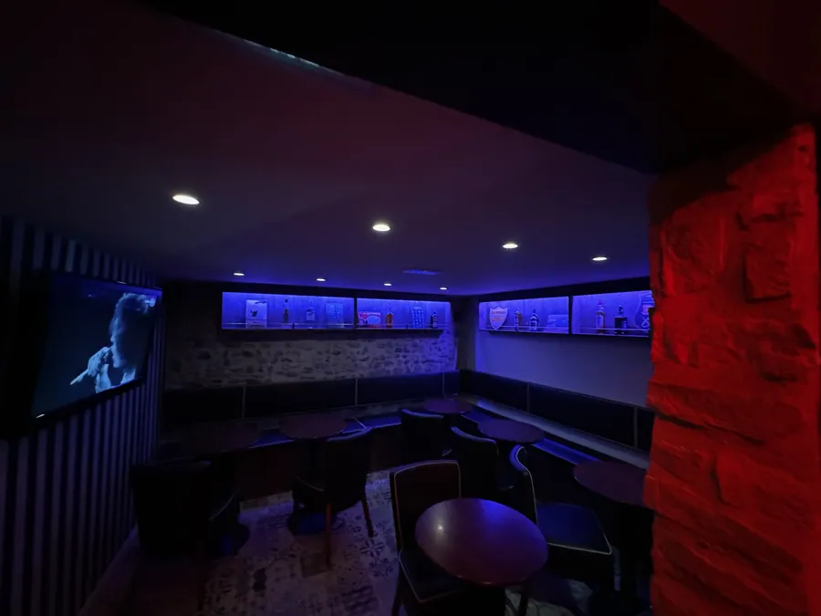 Éclairage d'ambiance LED de la salle, couleur pilotable
