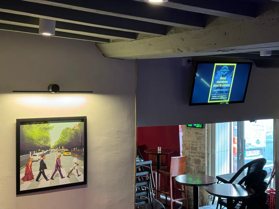 Écran dynamique installé pour la diffusion des événements du bar