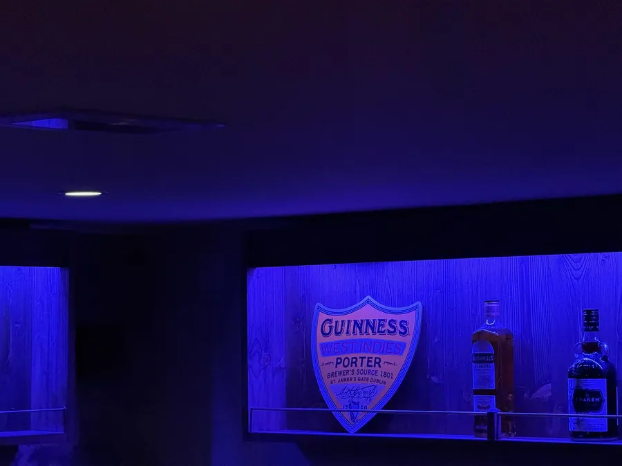 Bandeaux LED bleus intégrés sous les étagères de l'arrière-bar