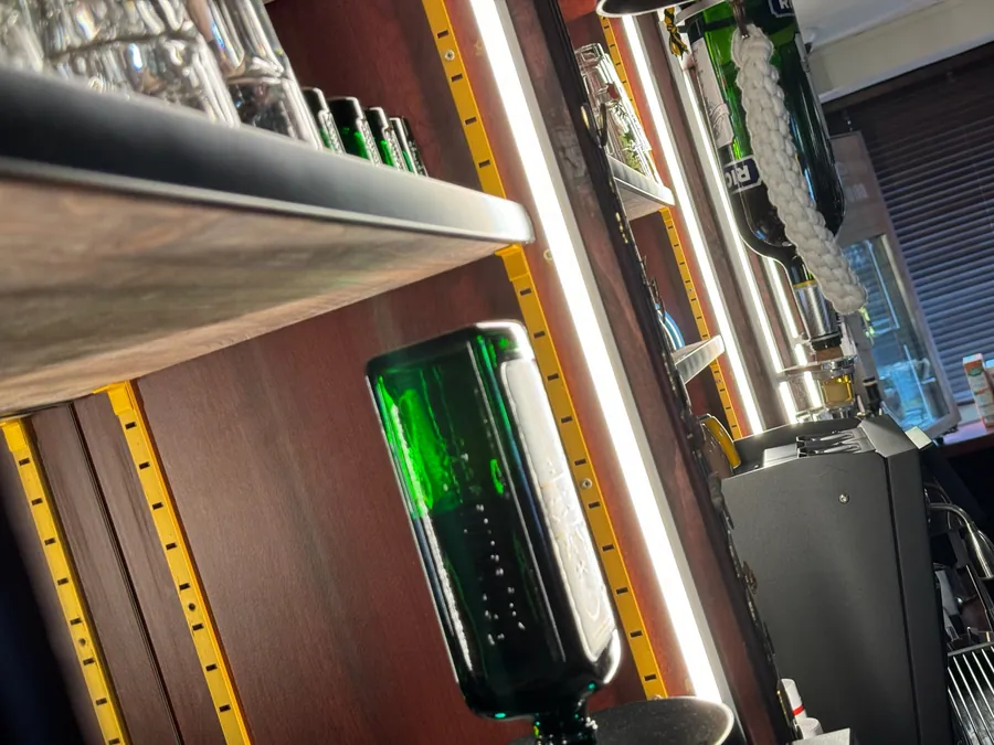 Détail d'un bandeau LED intégré sur mesure dans le mobilier