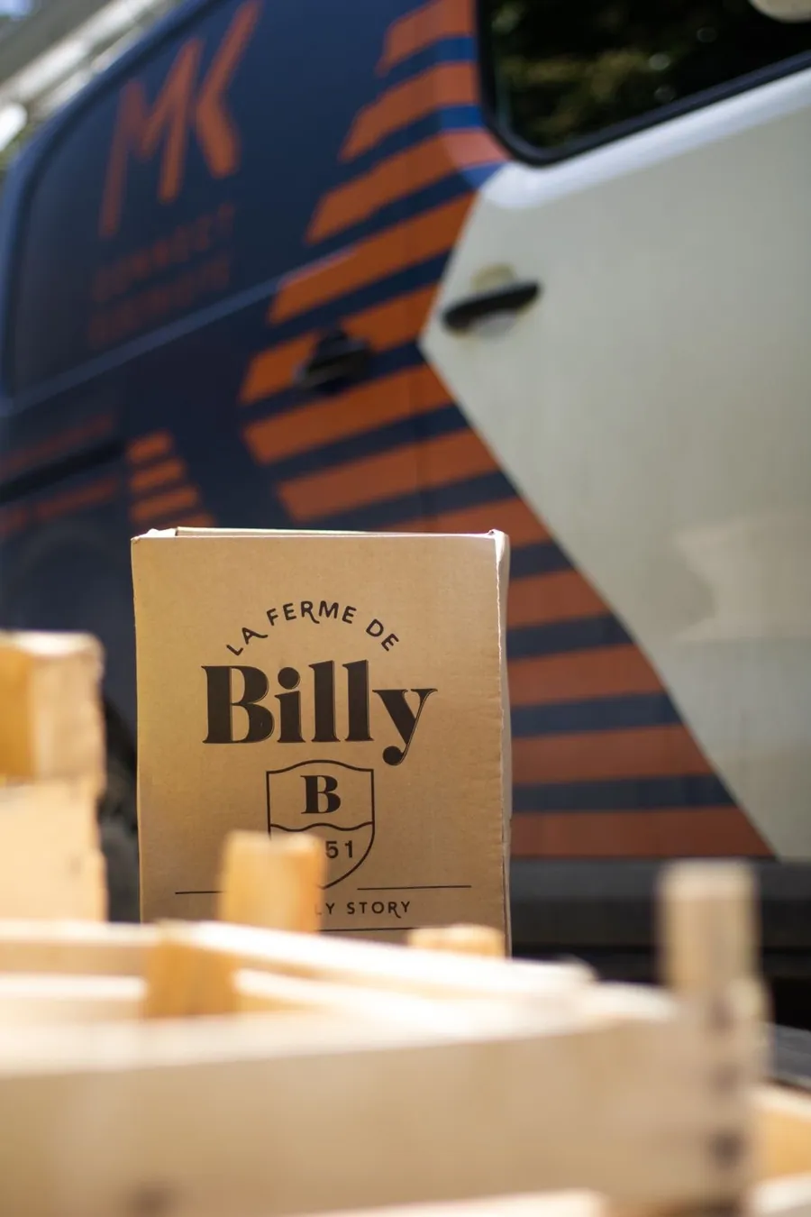 Produit de la Ferme de Billy devant le camion MK Connect, sur le chantier de refonte électrique