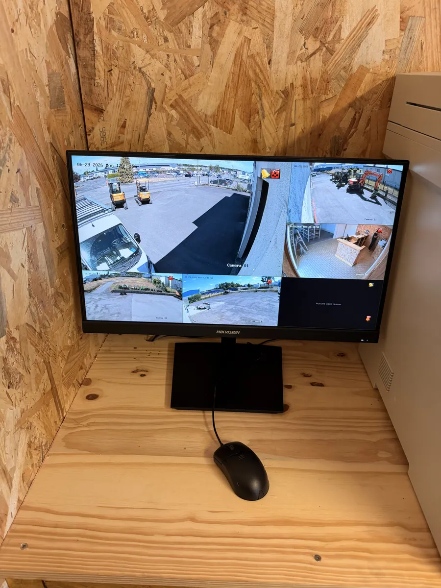 Poste de visualisation dans le bureau : le parc de matériel affiché en permanence