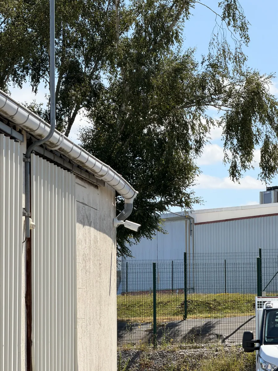 Caméra orientée vers le parc clôturé où stationnent les engins