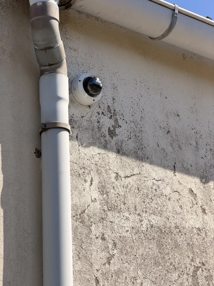 Caméra en façade, câblage suivant la descente existante