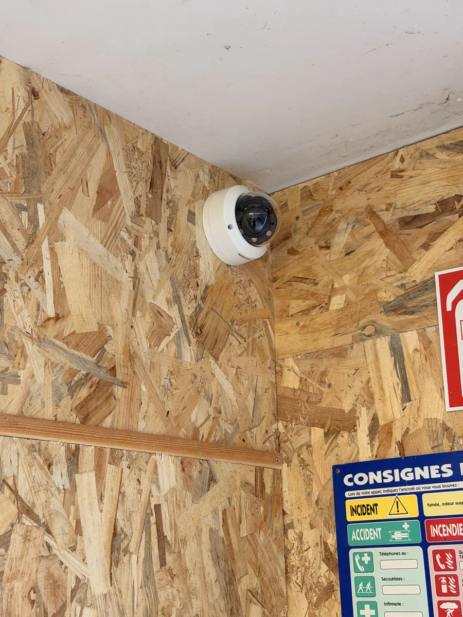Caméra dôme couvrant l'intérieur du bâtiment