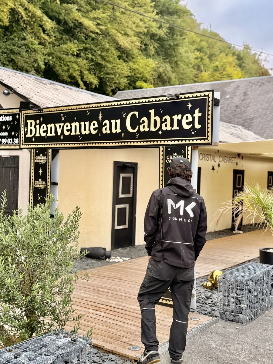 Technicien MK Connect devant l'entrée du cabaret équipé en sécurité incendie