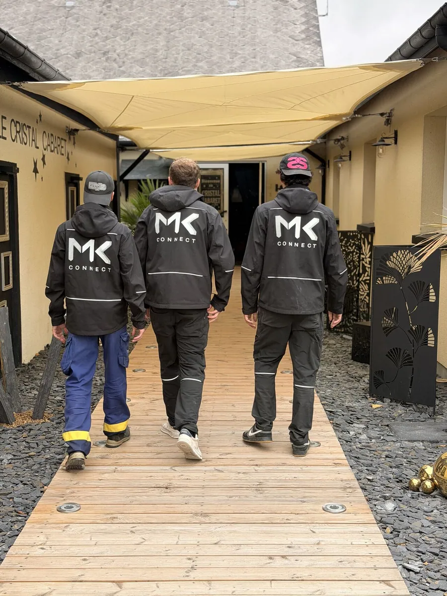 L'équipe MK Connect arrivant sur le chantier du cabaret
