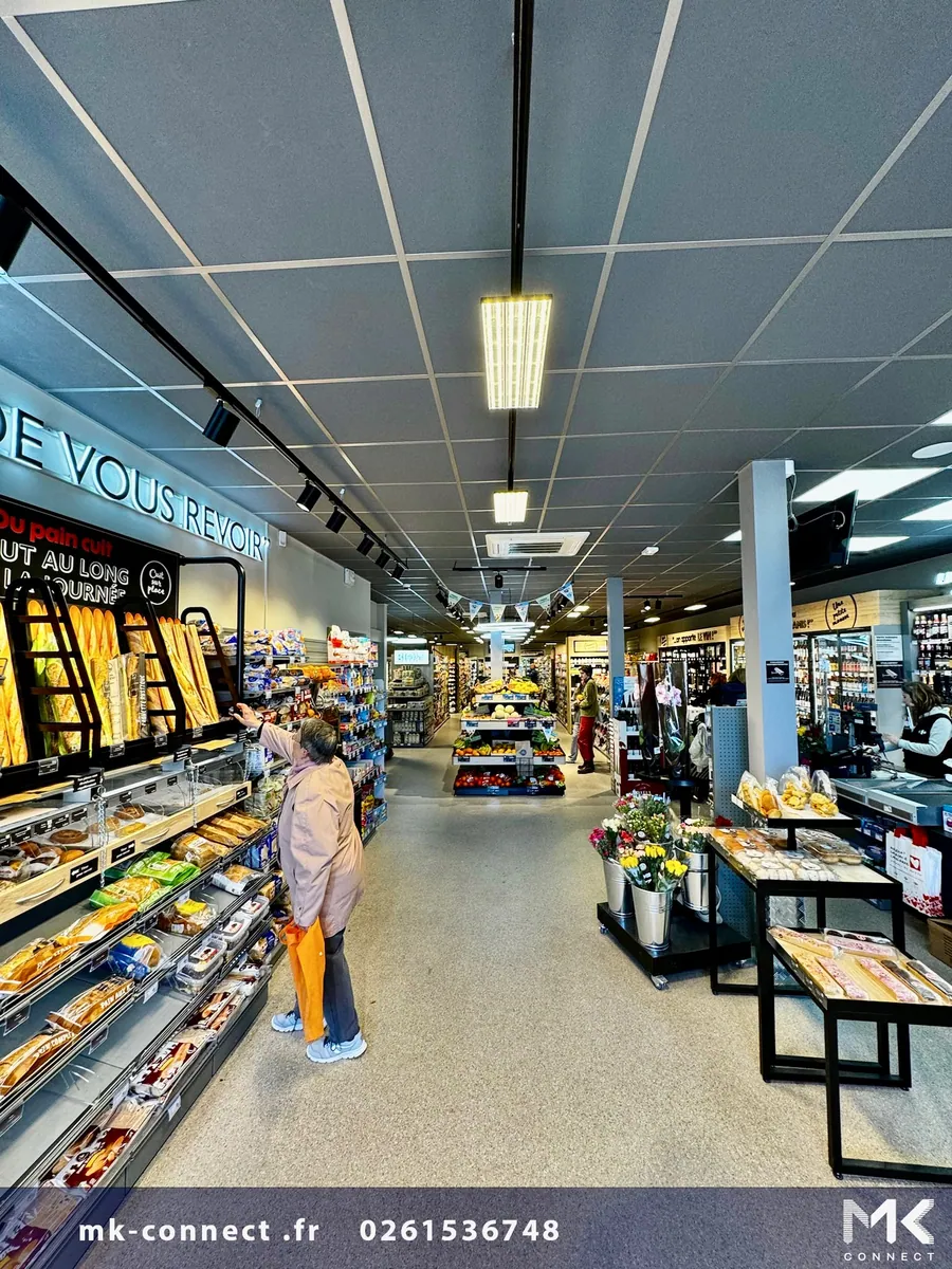 Allée centrale du magasin, éclairage réalisé par MK Connect