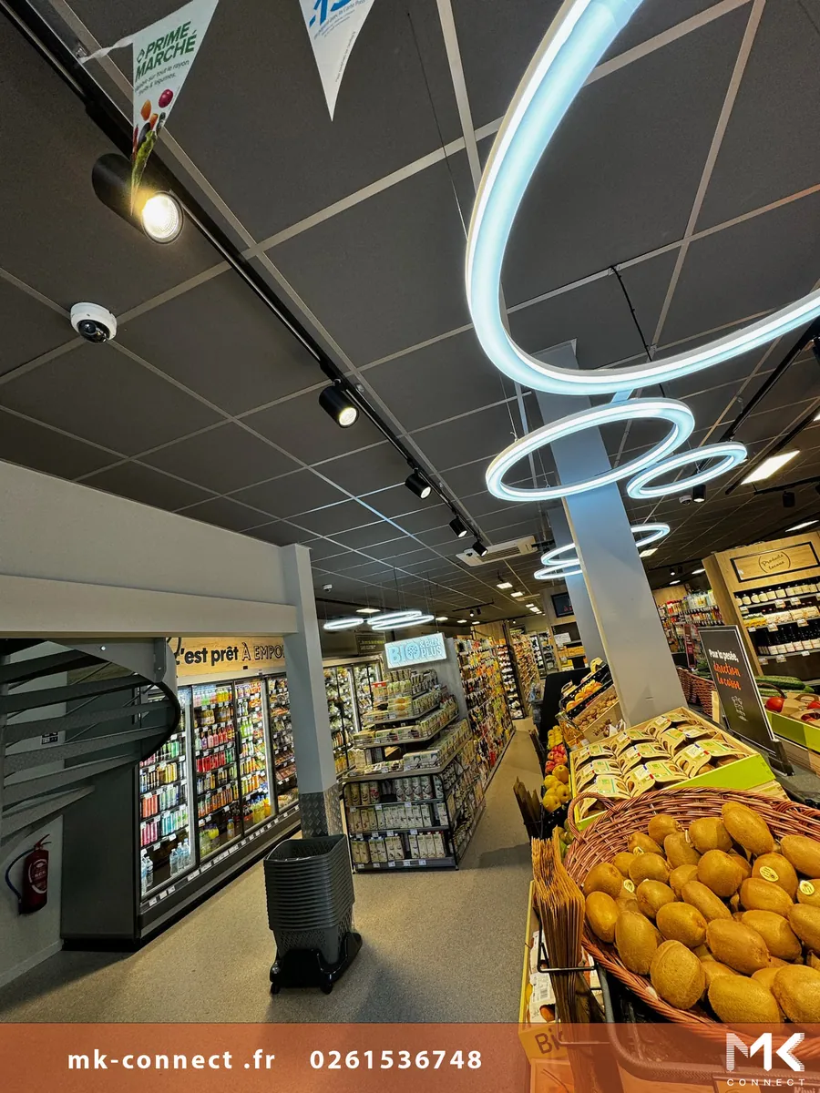 Rayon frais : éclairage sur rail et caméra de vidéosurveillance intégrée au plafond