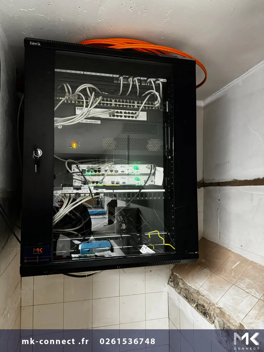 Baie informatique posée par MK Connect : brassage et raccordement des caisses