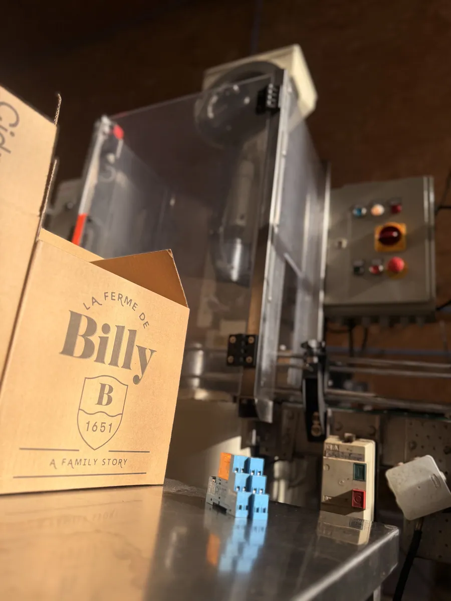 Composants de commande de la ligne sur l'établi, pendant le dépannage du relais de sécurité
