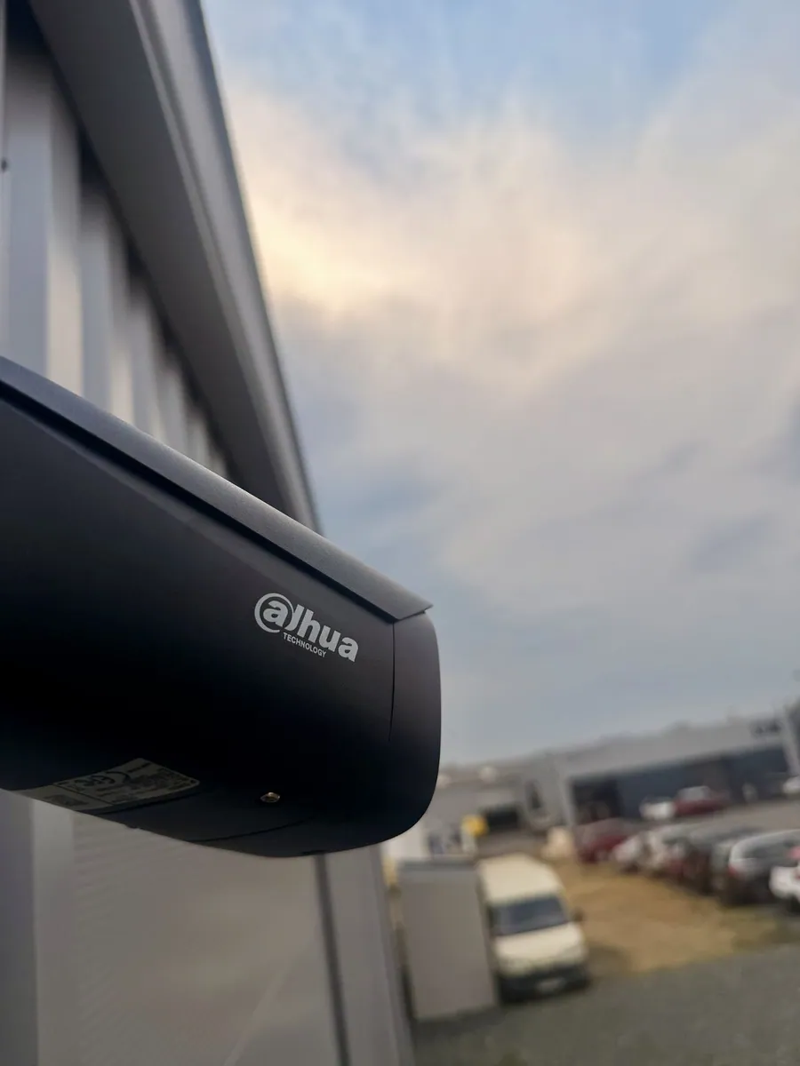 Caméra de vidéoprotection extérieure installée sur la façade du garage