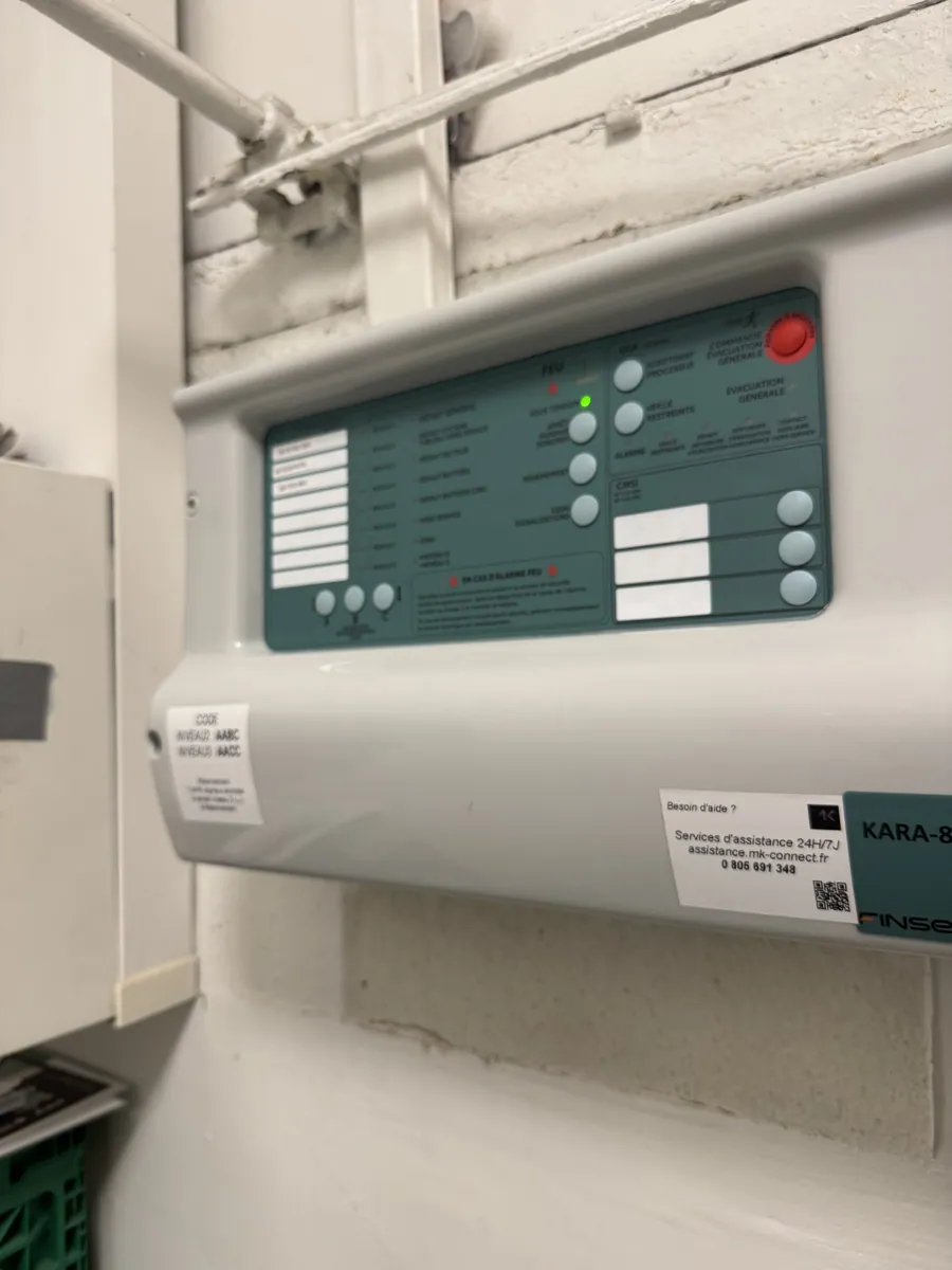 Centrale de détection incendie installée par MK Connect dans un supermarché