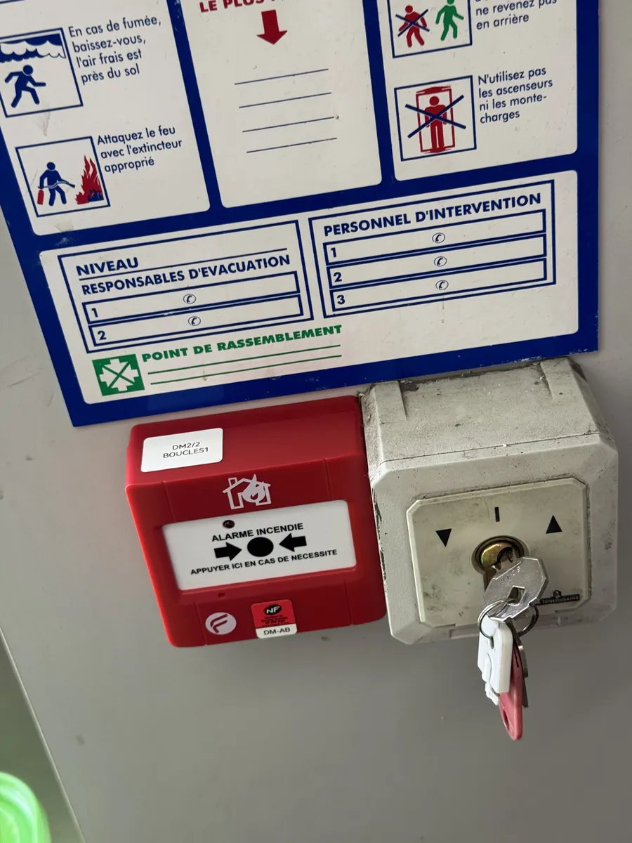 Déclencheur manuel d'alarme incendie et consignes de sécurité affichées