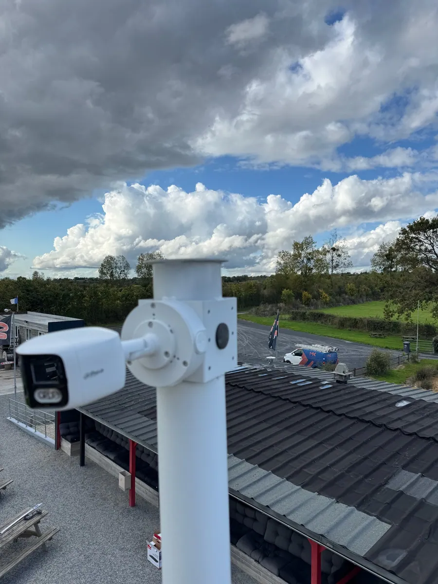 Caméra 180° installée sur mât : elle couvre l'intégralité de la piste de karting dans une seule image