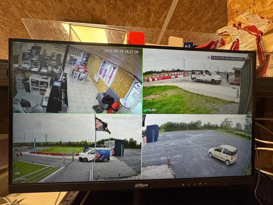 Poste de visualisation : les flux des caméras affichés en mosaïque, dont un écran installé en cabine chrono