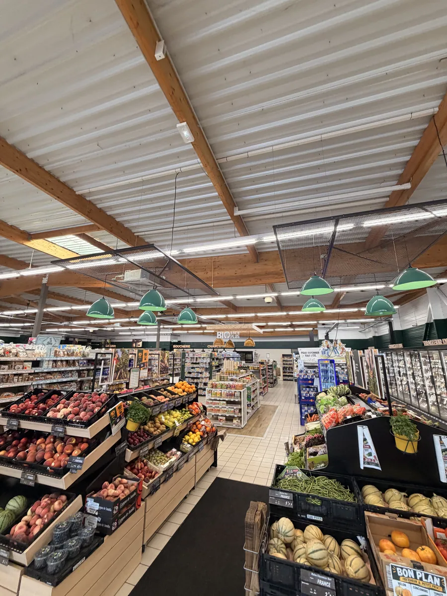 Surface de vente après travaux : suspensions posées selon la charte de l'enseigne au-dessus des rayons frais