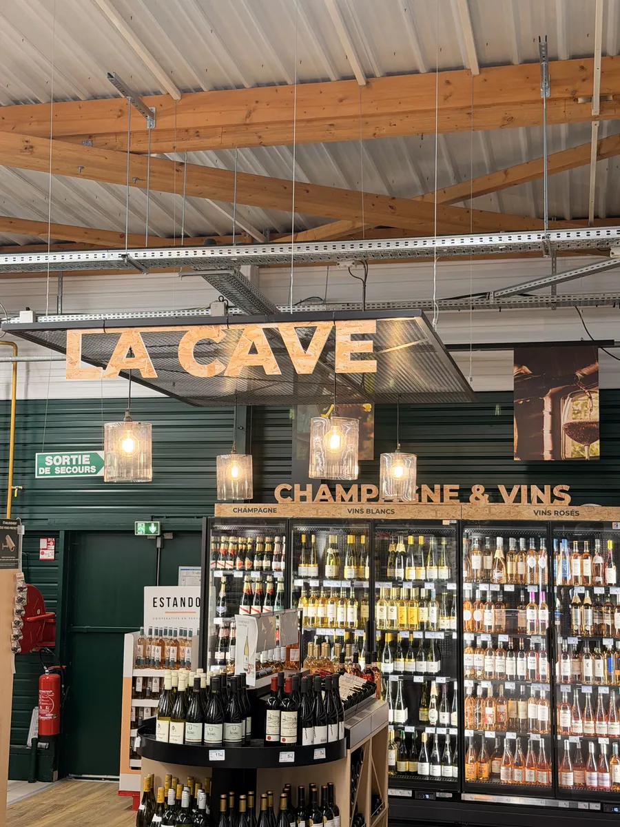 L'espace cave, avec son éclairage décoratif conforme au référentiel Carrefour