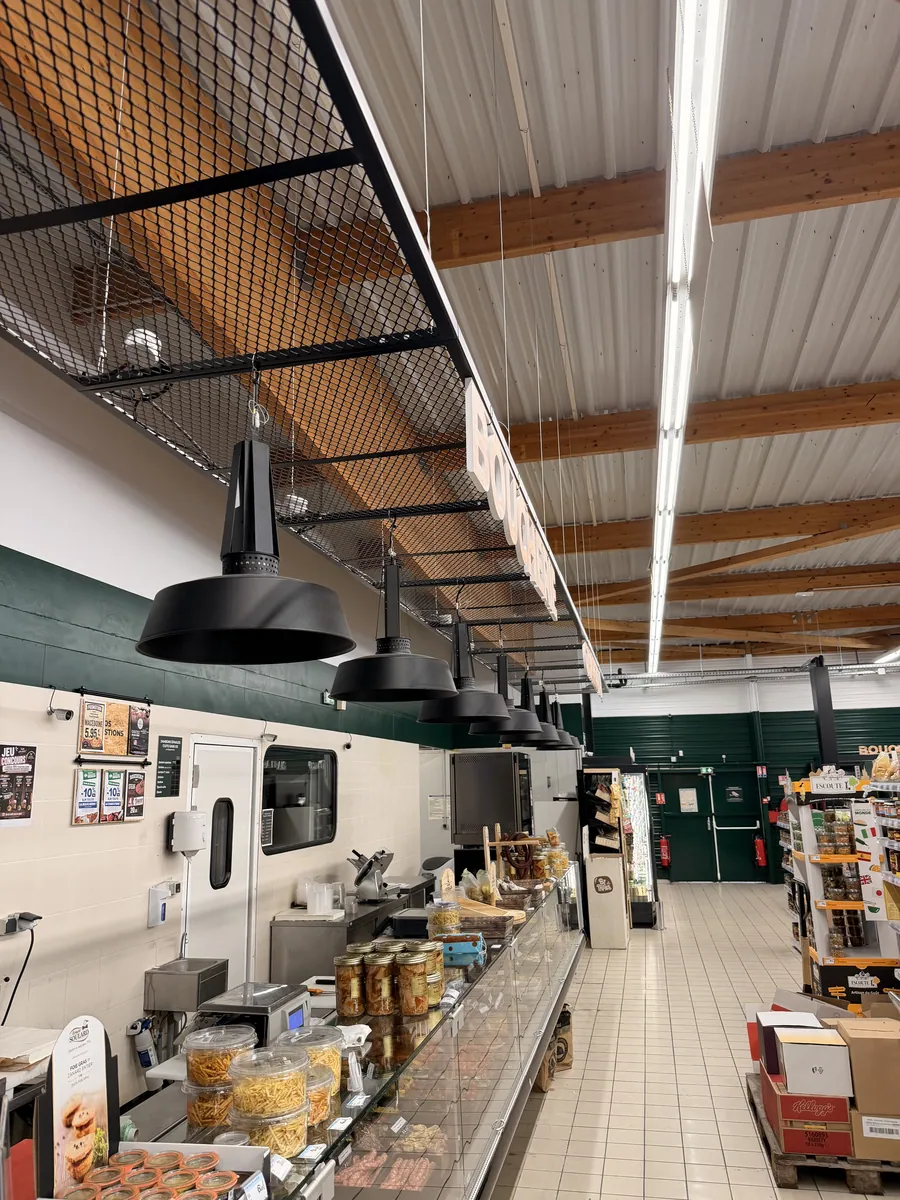 Allée centrale : nouveaux luminaires suspendus et éclairage général refait
