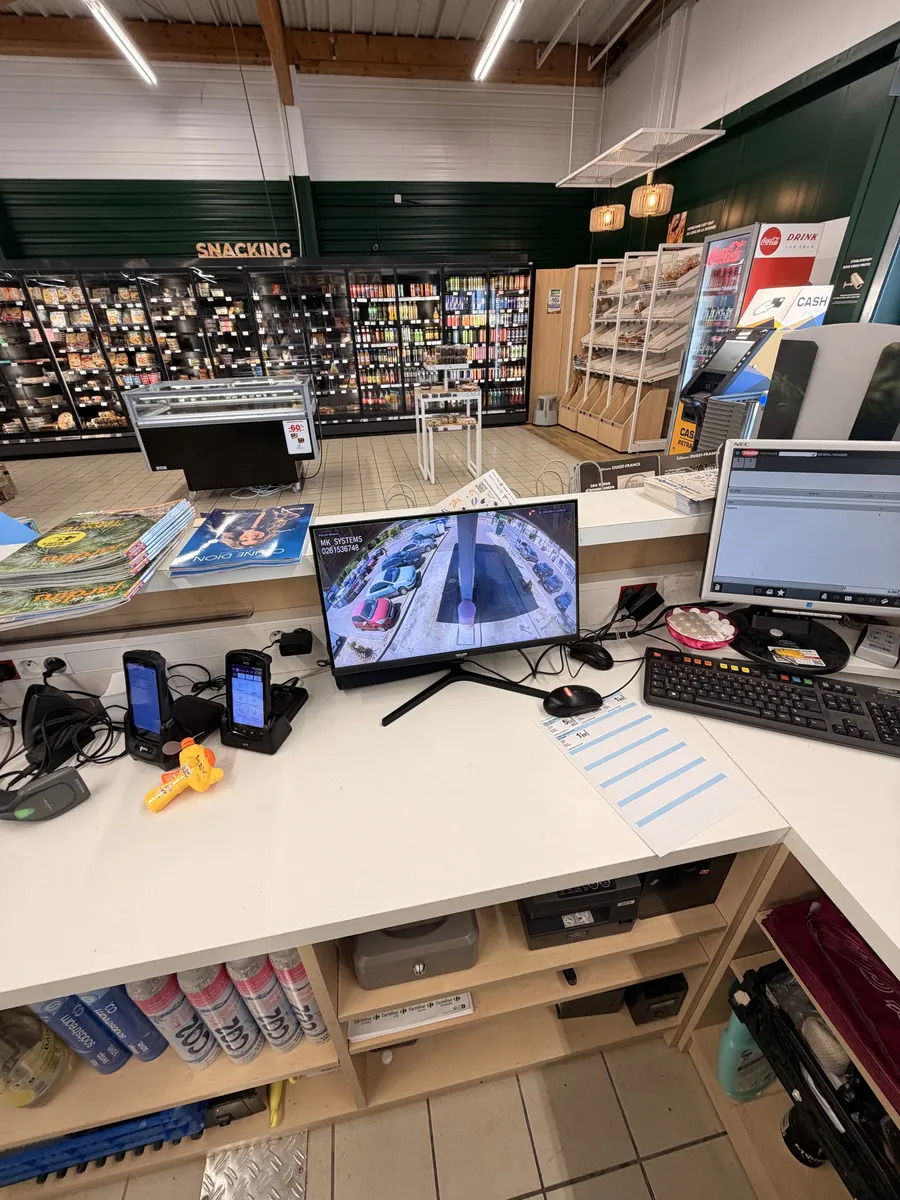 L'accueil du magasin : les images de la station-service y sont renvoyées
