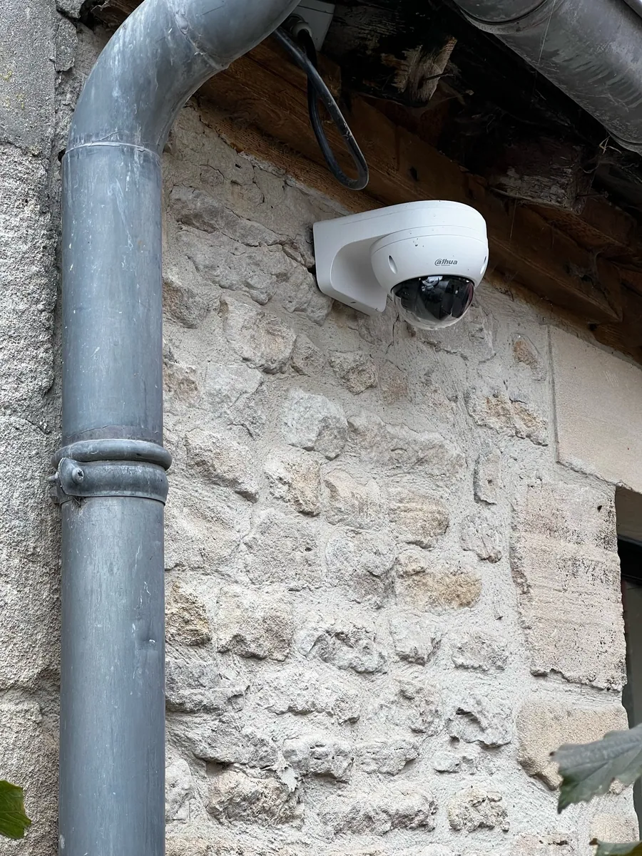Caméra extérieure à vision nocturne installée sous une gouttière