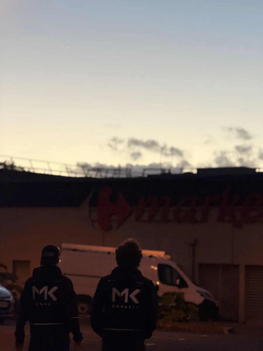 Équipe MK Connect arrivant au Carrefour Market de Courseulles-sur-Mer avant l'intervention de nuit