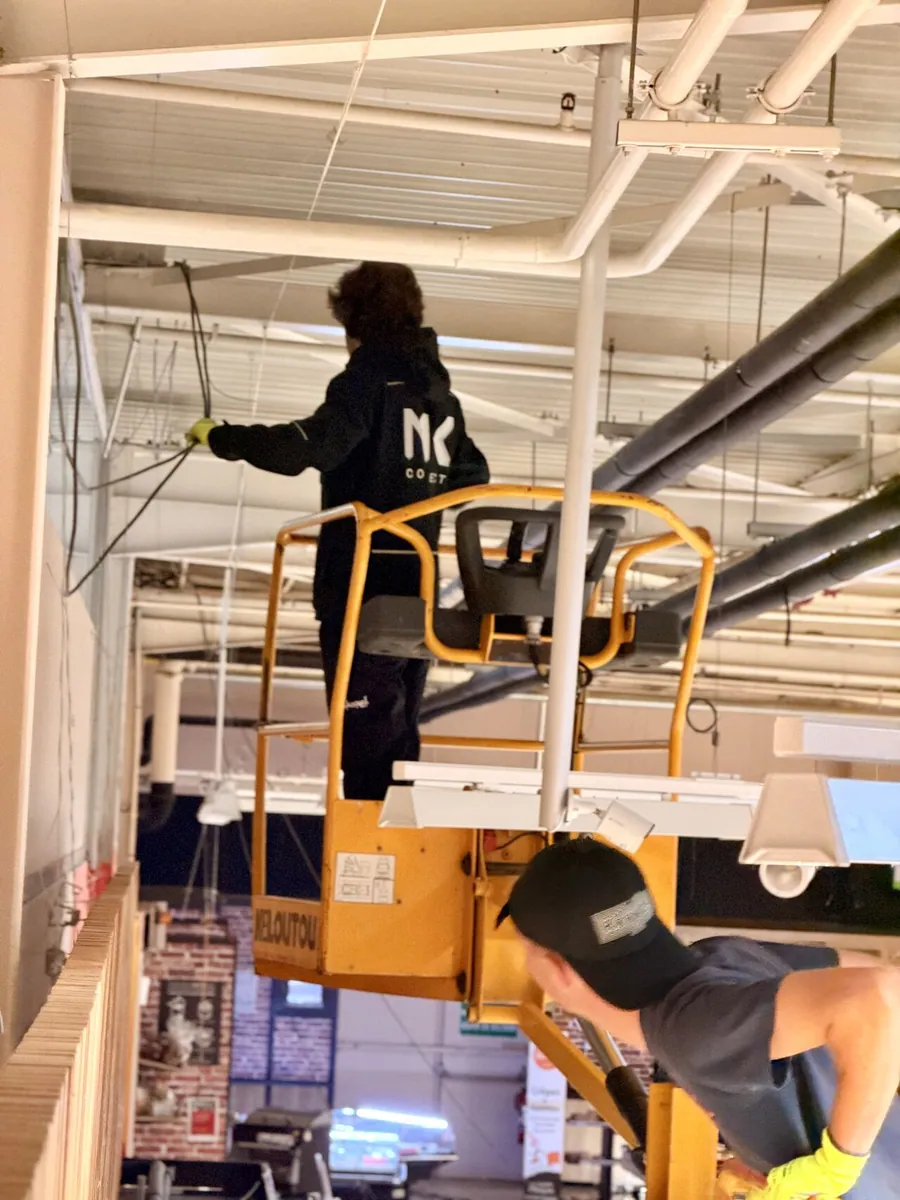 Intervention en nacelle sur les installations électriques en hauteur, magasin fermé