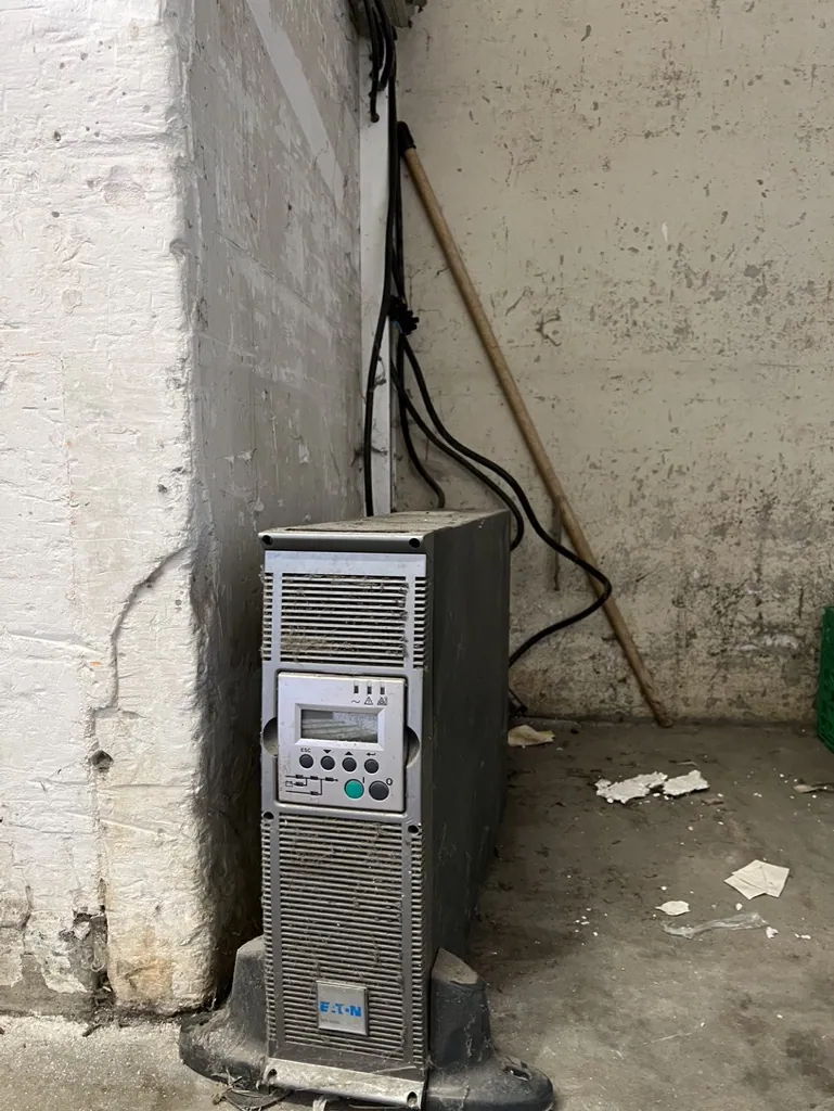 Ancien onduleur du commerce, batteries hors service