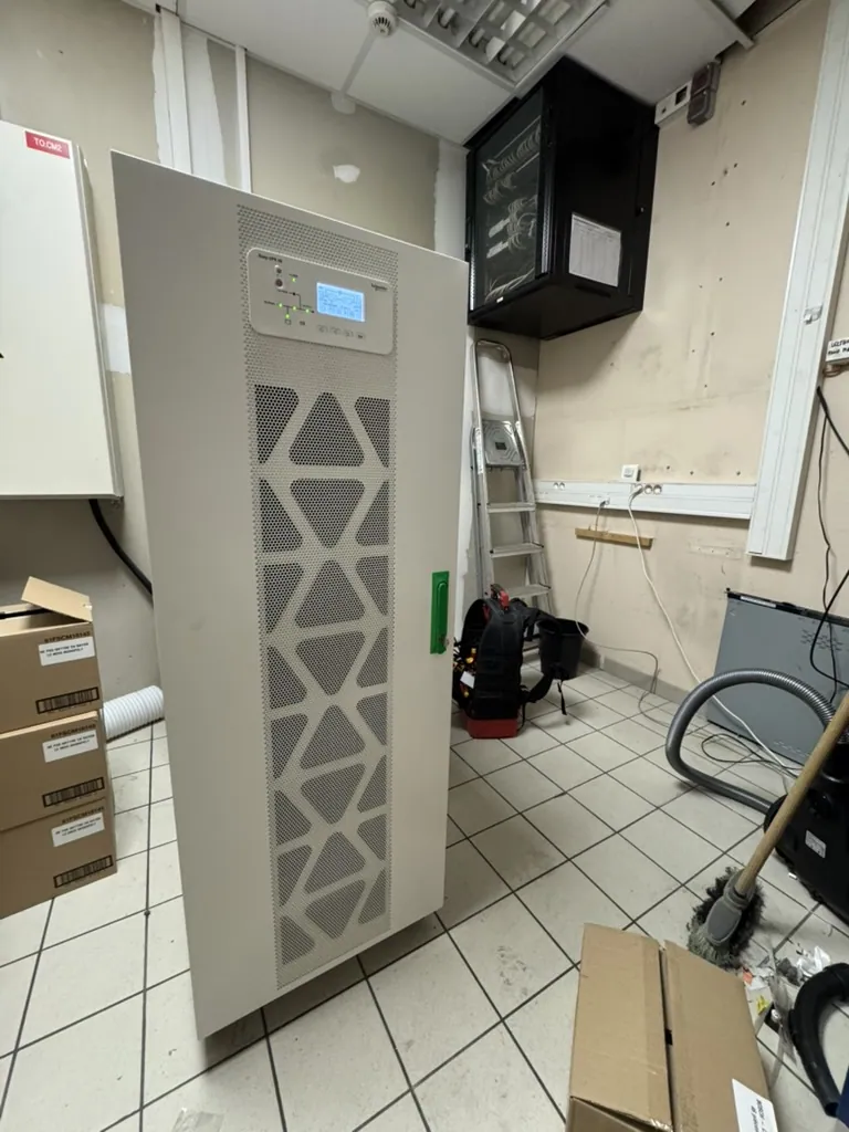 Le nouvel onduleur de plus de 30 kVA en place dans le local technique du magasin