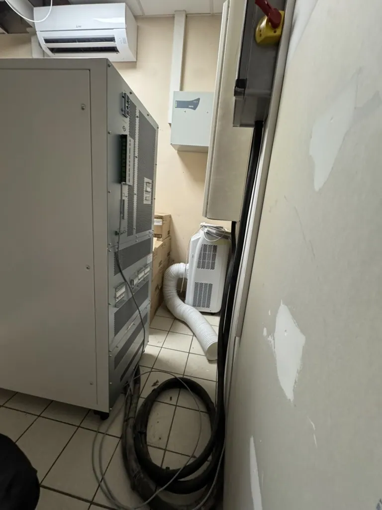 Raccordement de l'armoire : conducteurs de forte section et accès aux batteries