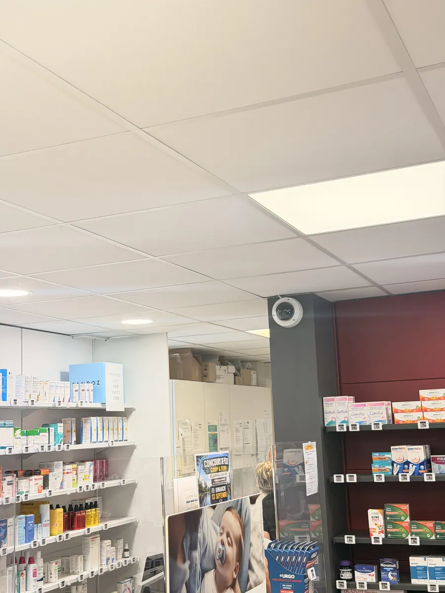 Caméra de vidéosurveillance couvrant la surface de vente d'une pharmacie à Blainville-sur-Orne