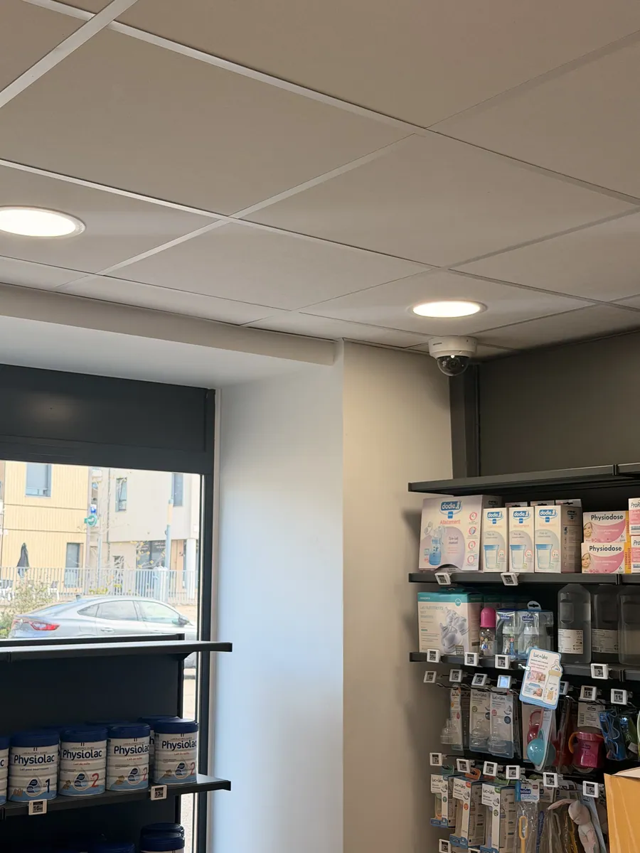 Caméra dôme Hikvision surveillant l'entrée de l'officine