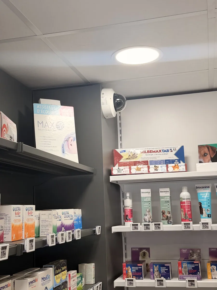 Caméra dôme installée au-dessus des rayons de parapharmacie