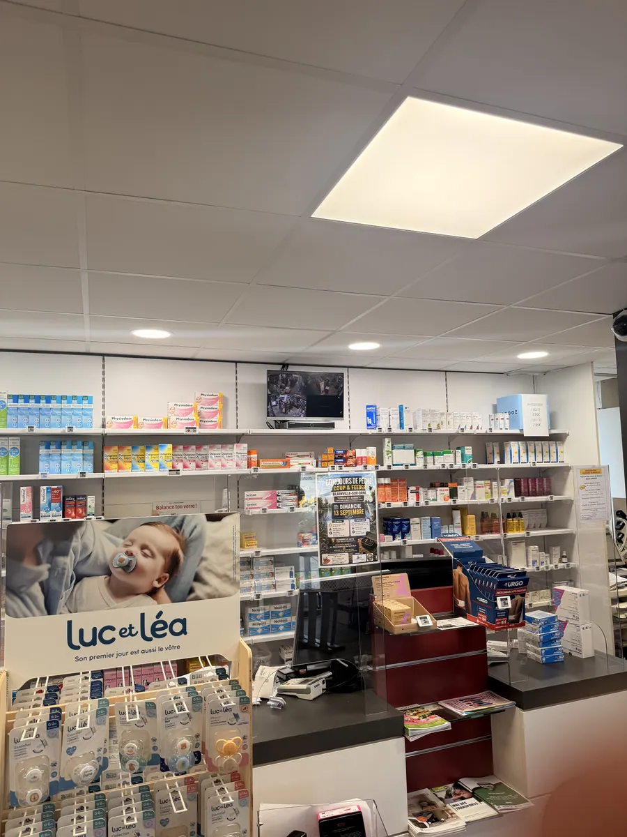 Écran de contrôle au comptoir affichant les caméras de la pharmacie en direct