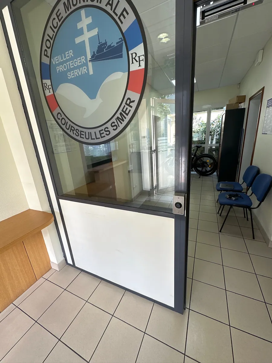 Porte d'accès aux bureaux de la police municipale de Courseulles-sur-Mer, équipée d'un contrôle d'accès par badge