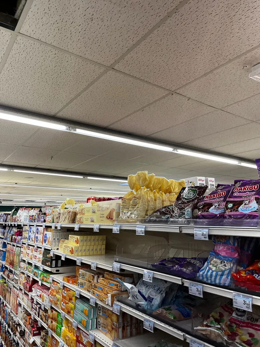 Avant travaux : rayon éclairé par des tubes fluorescents vieillissants
