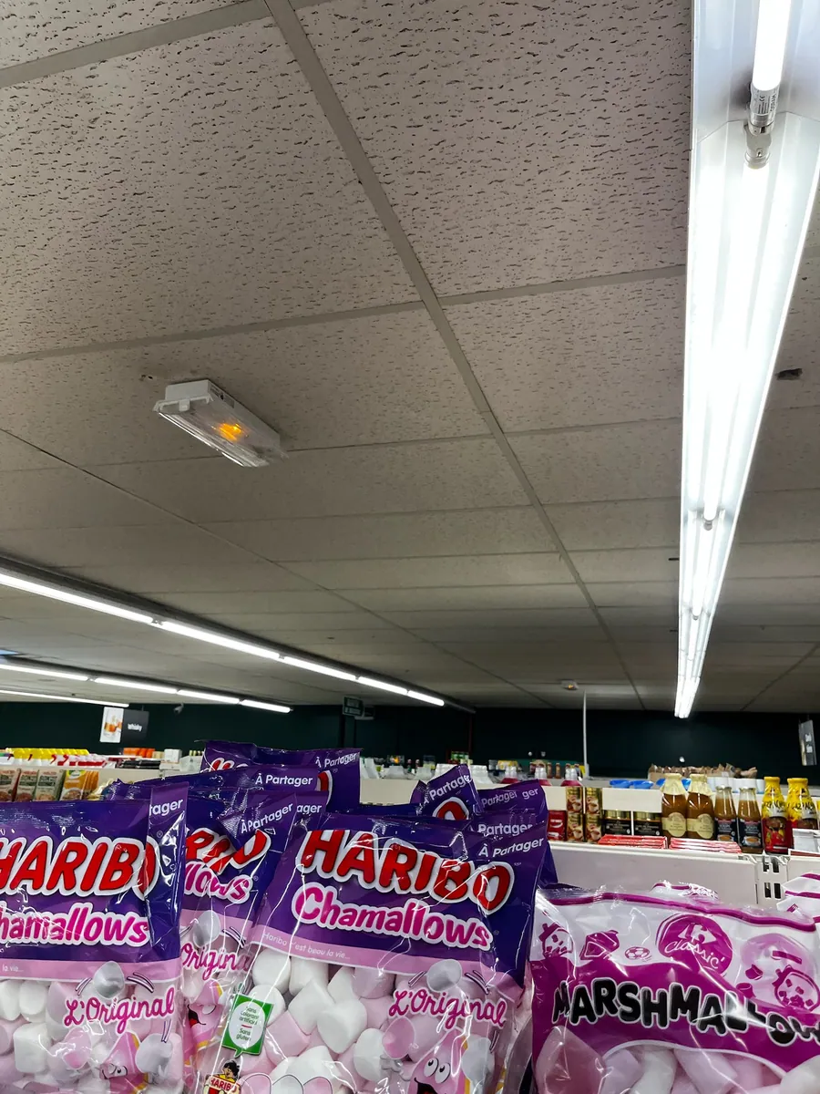 Avant travaux : anciens néons du magasin alimentaire