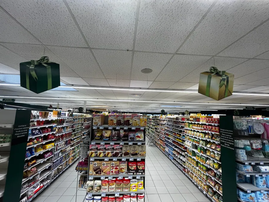 Magasin alimentaire éclairé en LED, resté ouvert pendant le chantier