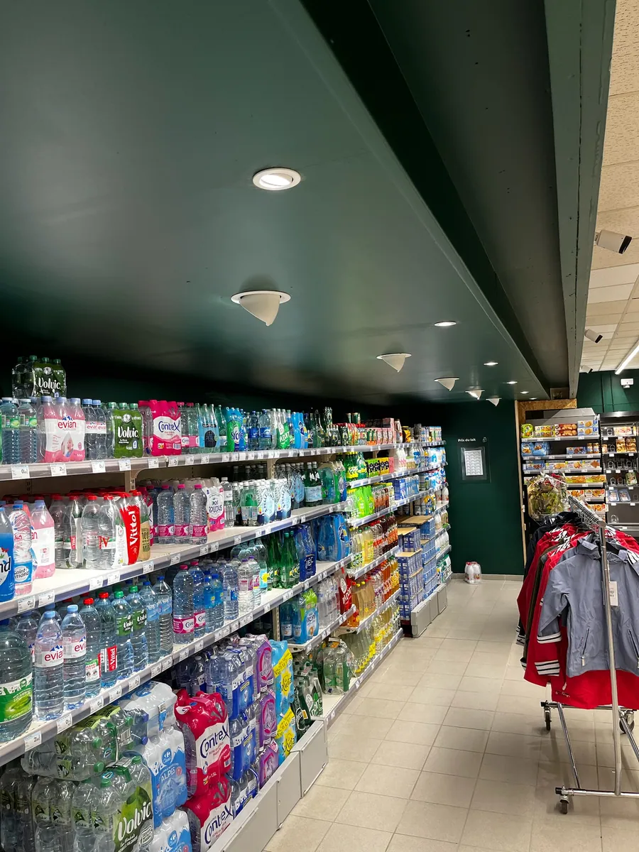 Après relamping : rayons mis en valeur par le nouvel éclairage LED