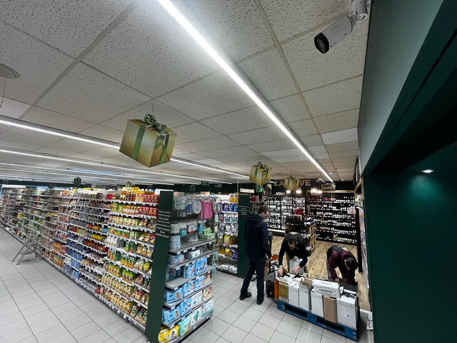 Ligne LED continue installée dans la surface de vente