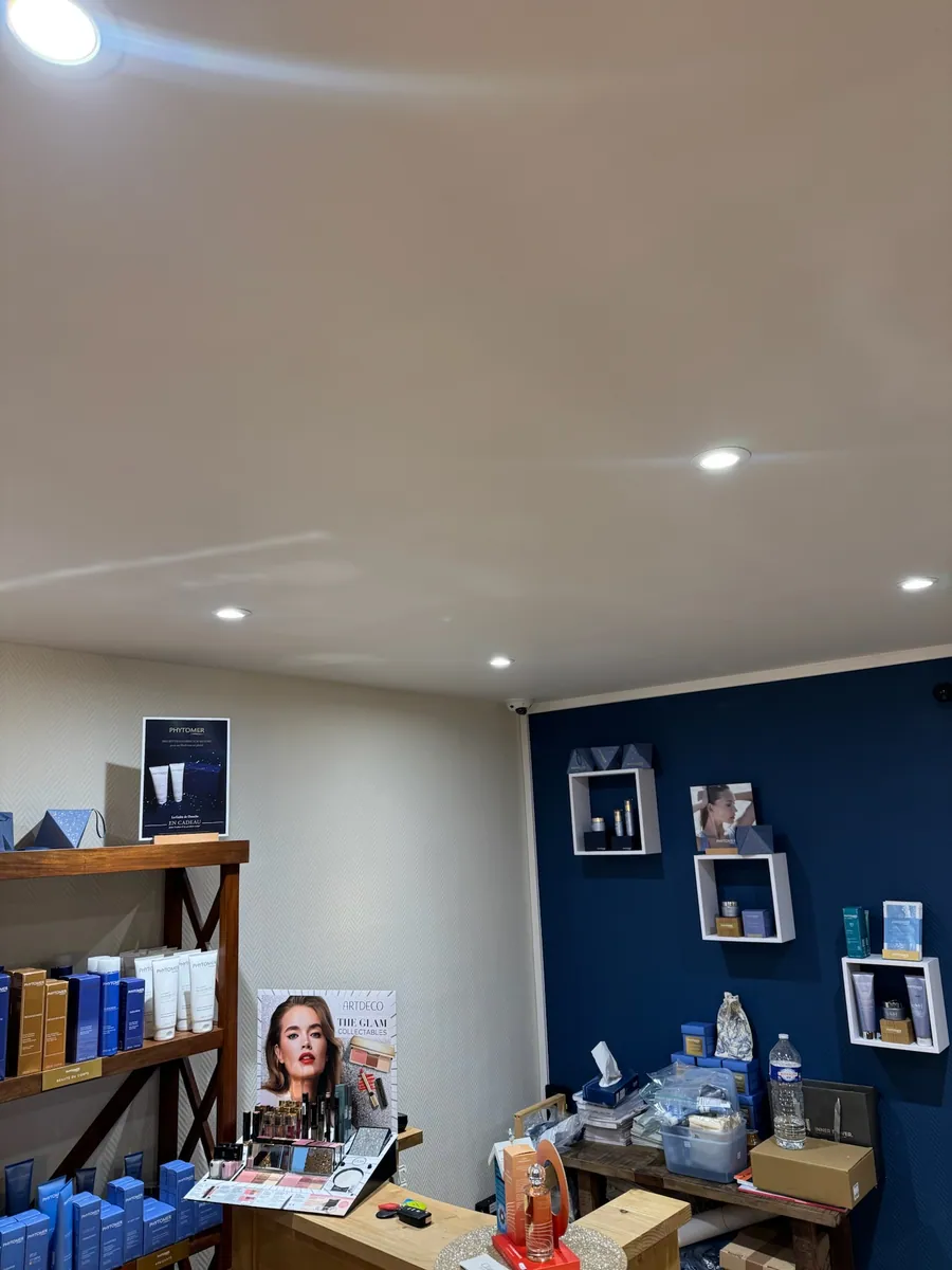 L'espace de vente du salon d'esthétique : le plafond est couvert, sans qu'aucun matériel n'attire l'œil