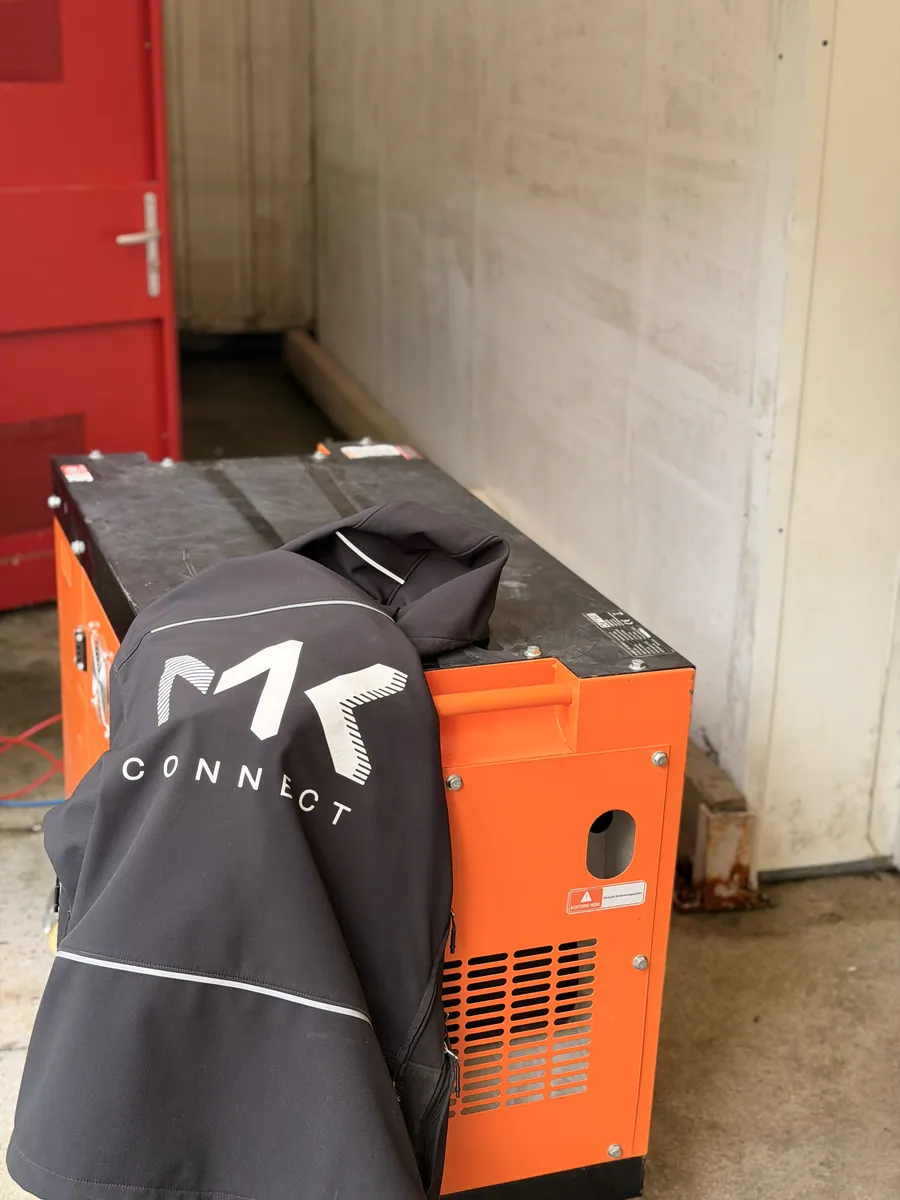 Groupe électrogène MK Connect en service sur le quai du magasin, pendant la coupure