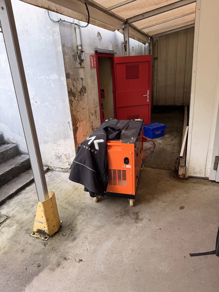 Le groupe raccordé au quai de livraison, alimentation de secours en place