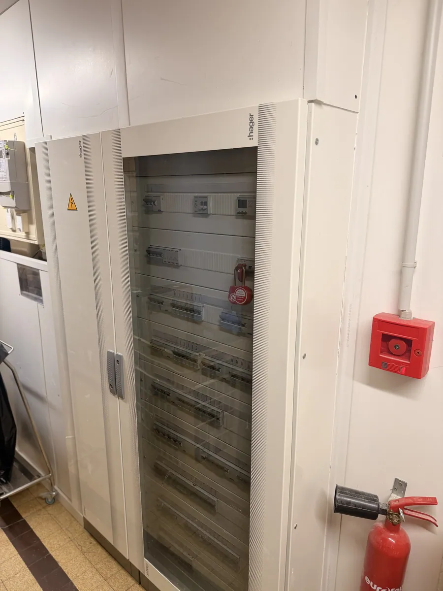 Armoire du nouveau TGBT installée dans le local technique de la boulangerie